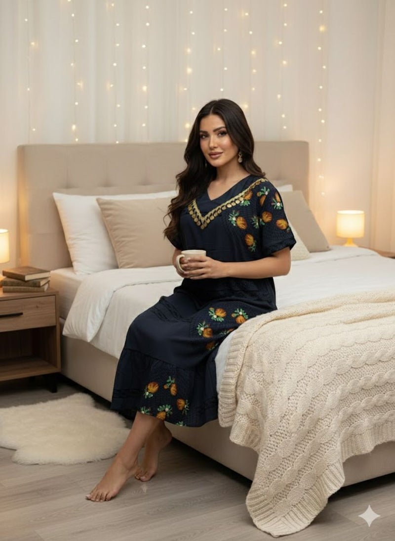 بريميم جلابية نسائية متوسطة الطول بنقشة أناناس باللون الأزرق الداكن - جلابية رمضان - مطرزة بالذهب، بياقة على شكل حرف V، وأكمام نصفية، مصنوعة من قماش جورجيت ناعم، بتصميم حافة متعددة الطبقات - Image 4